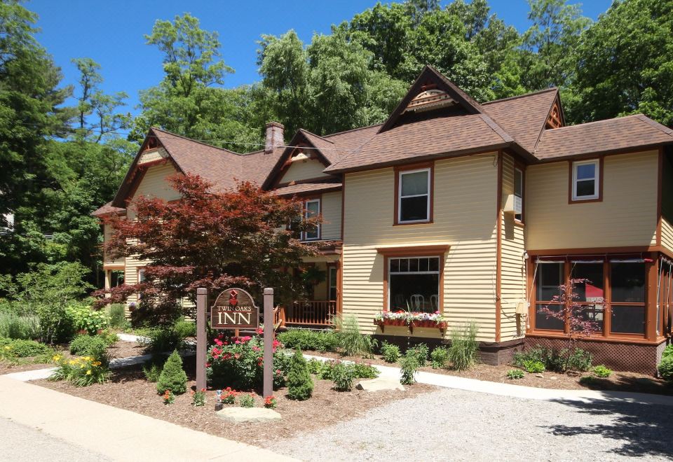 Twin Oaks Inn